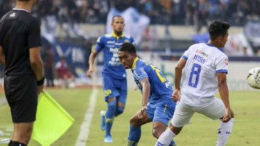 Ilustrasi pertandingan Liga 1 antara Persib Bandung dan Arema FC.