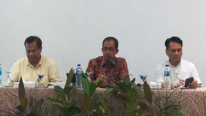 Dirjen Bea Cukai Heru Pambudi (tengah)