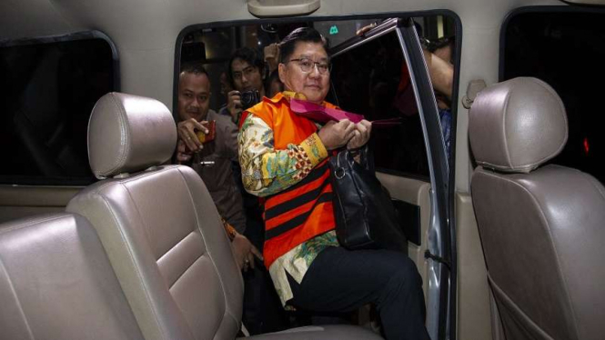 KPK tahan Komisaris PT Wahana Auto Ekamarga (PT WAE) Darwin Maspolim 