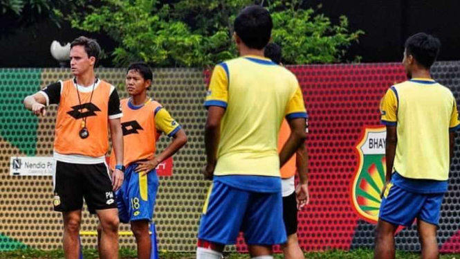 Pelatih Bhayangkara FC, Paul Munster (kiri), memimpin sesi latihan tim