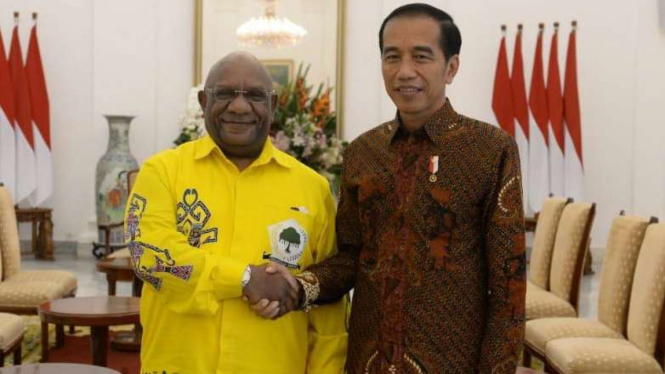 Ketua DPD Golkar Papua Klemen Tinal bersama Presiden Jokowi