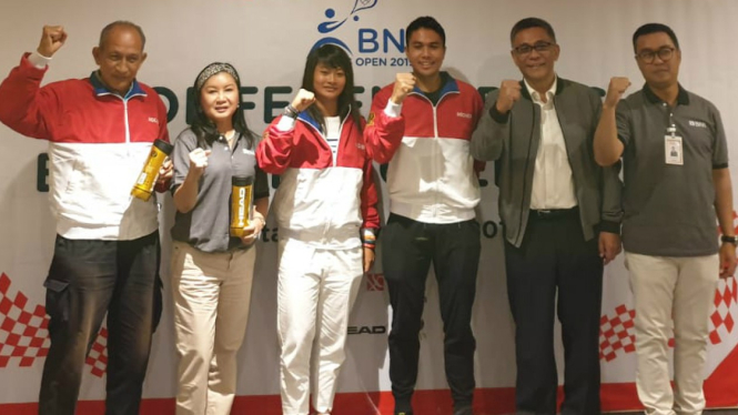 2 petenis Indonesia, Priska Madelyn Nugroho & M Rifqi Fitriadi (tengah)