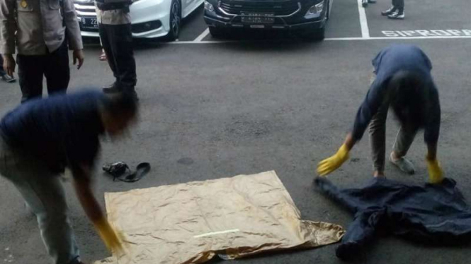 Isi tas yang dibuang pria misterius di Depok, Jabar. 