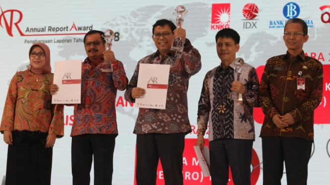 Pemberian Piagam kepada WIKA atas Juara 1 Annual Report Award 2018, Jakarta, Kamis (14/11) malam.