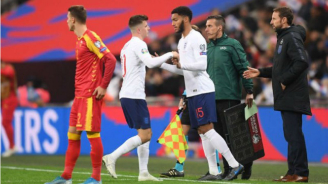 Joe Gomez saat menggantikan Mason Mount di laga Inggris versus Montenegro