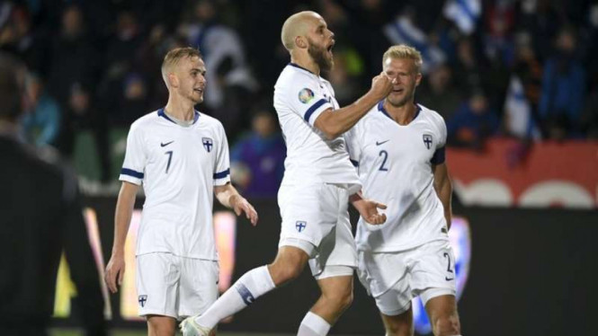 Para pemain Timnas Finlandia merayakan gol Teemu Pukki (tengah)