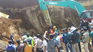 Longsor proyek double track di Bogor. 