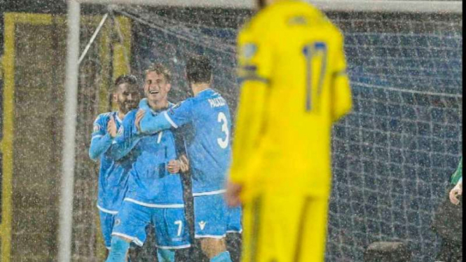 Pemain San Marino rayakan gol.