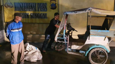 SHB, Pelaku Pembuang Bangkai Babi Diamankan Petugas Kepolisian.