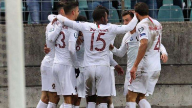 Para pemain Timnas Portugal merayakan gol