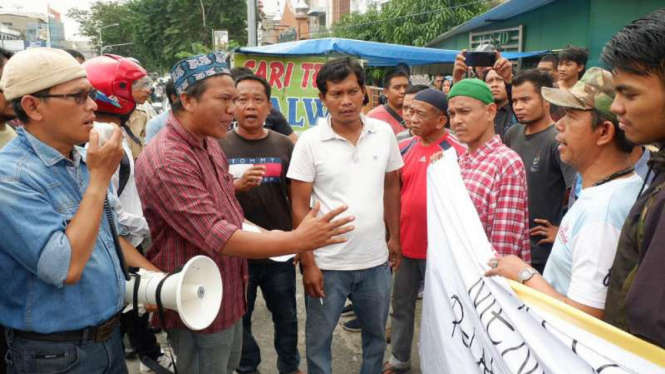 Warga jelaskan ke pendemo soal jenazah pelaku bom Polrestabes Medan.