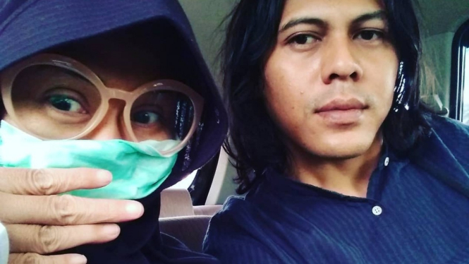 Ria Irawan dan suami.