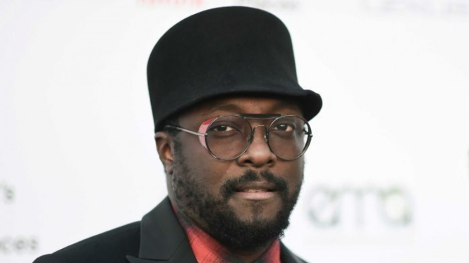 will.i.am menuding pramugari qantas mengarahkan kekesalannya kepada penumpang berkulit berwarna.