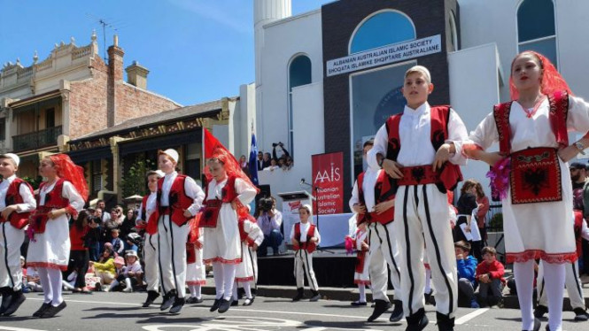 Anak-anak dari orang tua berdarah Albania menampilkan sejumlah tarian tradisional dalam perayaan 50 Tahun Masjid Albania.