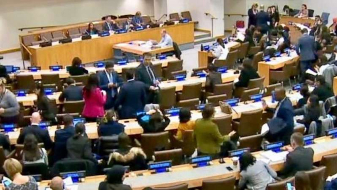 Suasana rapat di Markas Besar PBB di New York Amerika Serikat. Di Markas Besar Perserikatan Bangsa-bangsa (PBB) Indonesia berhasil loloskan resolusi PBB mengenai perlindungan pekerja migran perempuan.