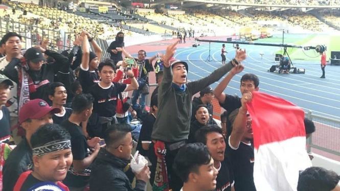 Aksi suporter mendukung skuat timnas Indonesia di Malaysia