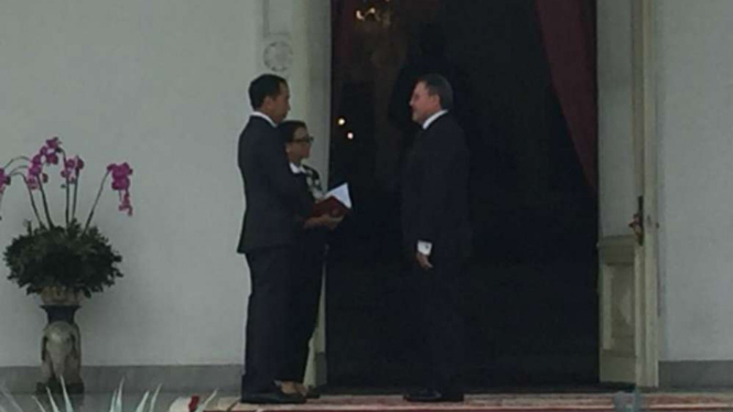 Presiden Jokowi dan Menlu Retno Marsudi bersama dubes negara sahabat di istana.