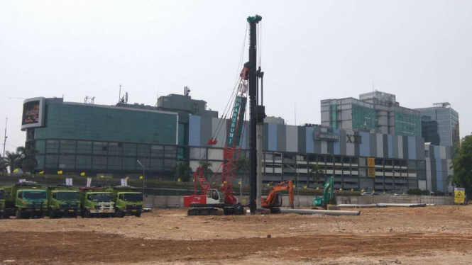 Penancapan tiang pancang Proyek Pasar Senen.