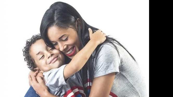 Ilustrasi Ibu dan Anak yang sedang Berpelukan