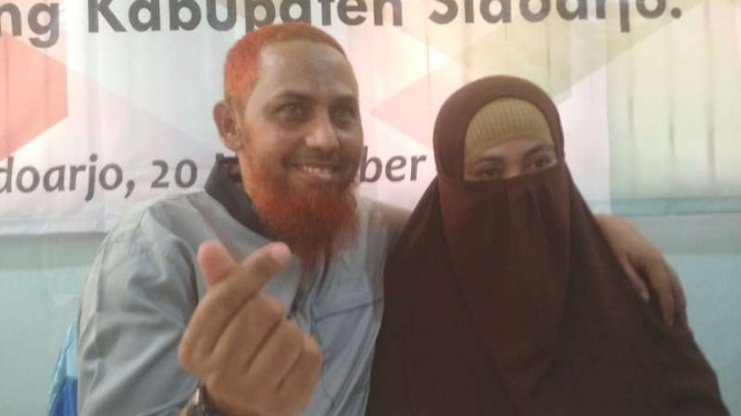  Umar Patek dan istrinya, Gina Gutierez Luceno alias Ruqayah, di Lapas Porong