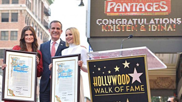 Dua Pengisi Suara Disney’s “Frozen 2” Raih Penghargaan di Hollywood Walk of Fame