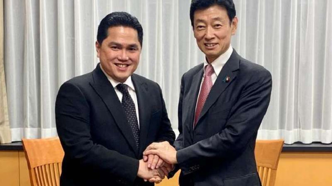 Menteri BUMN Erick Thohir bersama Yasutoshi Nishimura di Tokyo, Jepang.