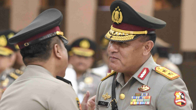Ketua KPK terpilih Komjen Firli Bahuri (kanan)