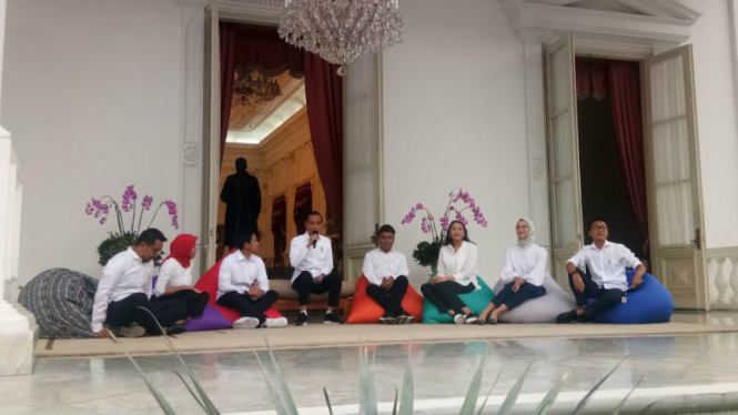 Jokowi perkenalkan sejumlah staf khusus baru di Istana Negara