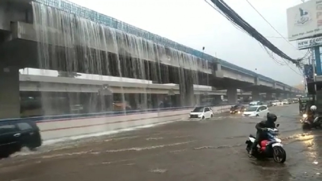 Tol Becakayu Kalimalang seperti air terjun ketika diguyur hujan deras