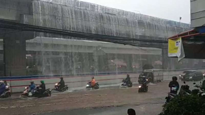 Limpasan air di tol Becakayu mirip air terjun. 