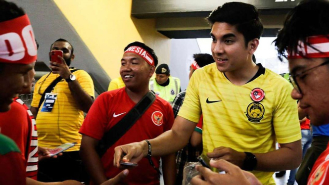 Mantan menpora Malaysia, Syed Saddiq bersama suporter beratribut Indonesia