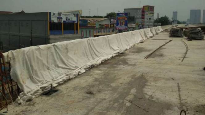 Karpet geomembran dipasang di fly over tol Becakayu, Bekasi cegah 'air terjun'.