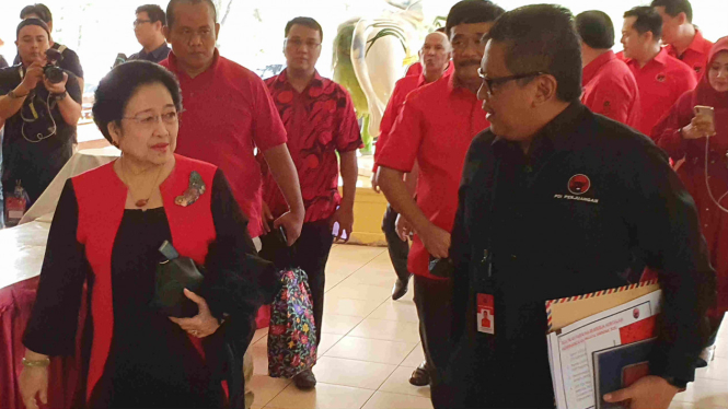 Ketua Umum PDIP Megawati Sukarnoputri dan Sekjen Hasto