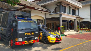 Polisi siaga di stasiun-stasiun KA di Surabaya setelah peristiwa pelemparan batu