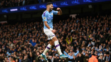 Winger Manchester City, Riyad Mahrez, merayakan gol