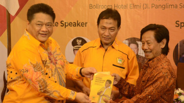 Politikus Golkar Ridwan Hisjam (kiri)