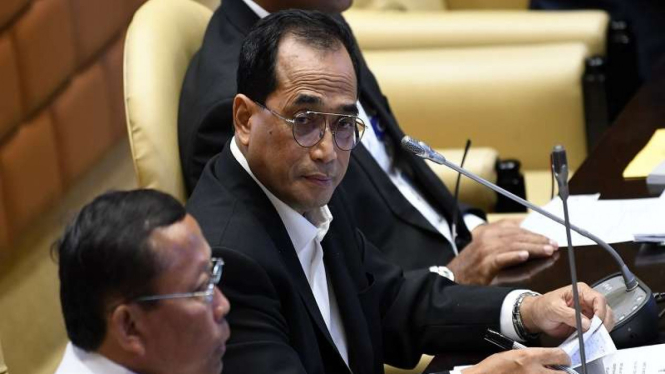 Menteri Perhubungan Budi Karya Sumadi (kanan) mengikuti rapat kerja bersama DPR