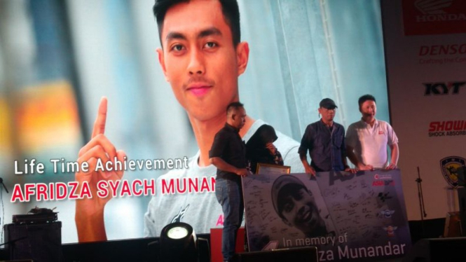 Penganugerahan Lifetime Achievement Award ke keluarga almarhum Afridza Munandar