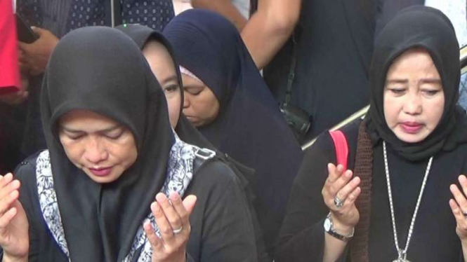 Sejumlah wanita yang menjadi korban penipuan perusahaan jasa umrah dan haji PT First Travel.