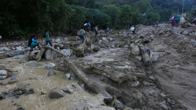 Material lumpur, bebatuan, dan potongan-potongan kayu dampak banjir bandang di Kabupaten Solok Selatan, Sumatera Barat.
