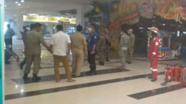 Arena bermain anak terbakar di Plaza Cibubur.
