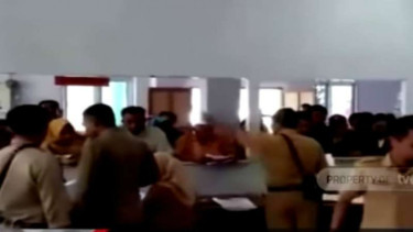 Seorang pegawai negeri sipil marah dan menggebrak-gebrak meja di kantor Dinas Kependudukan dan Catatan Sipil Kabupaten Jeneponto, Sulawesi Selatan.