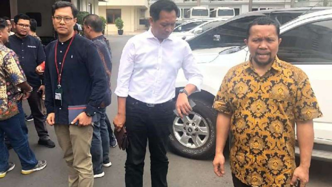 Ketua AMSI Wenseslaus Manggut (berbatik/kanan).