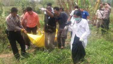 Mayat ditemukan warga tengah menyender di pohon pisang.