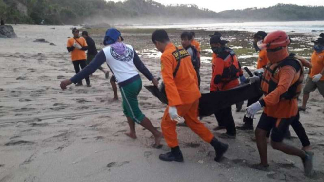 Tim SAR mengevakuasi jenazah dua nelayan Gunungkidul.