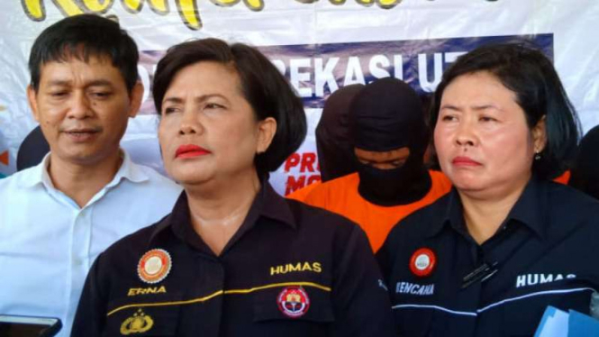 Kasubag humas Polres metro bekasi kota Kompol Erna Ruswing (baju hitam tengah) 