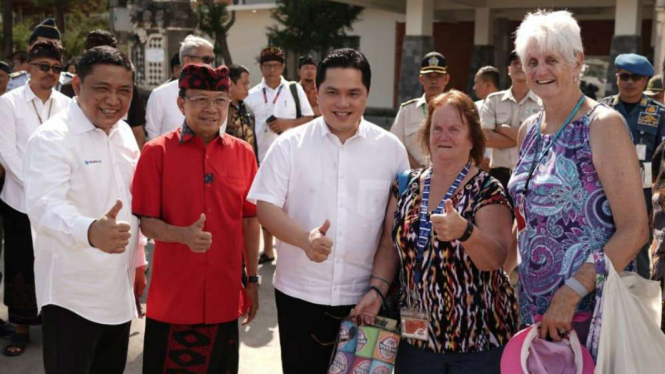 Menteri BUMN Erick Thohir dan wisatawan mancanegara di Pelabuhan Benoa.