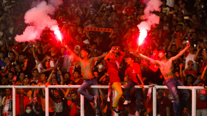Ilustrasi: Jakmania Persija Nyalakan Flare saat Lawan Persipura