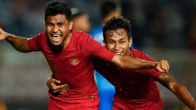 Pemain Timnas Indonesia U-22, Asnawi Mangkualam dan Osvaldo Haay rayakan gol.