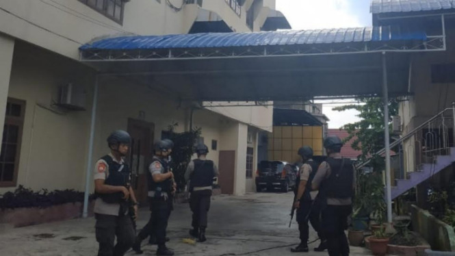 KPK geledah sebuah rumah di Pekanbaru, Riau. 